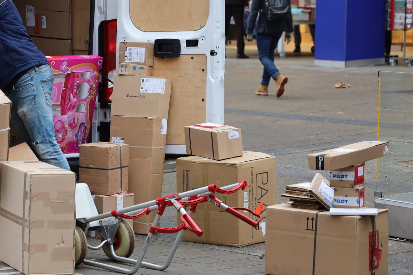 Ein Paketzusteller (Symbolbild): In Erfurt haben Diebe ein Paket aus einem Transporter geklaut.