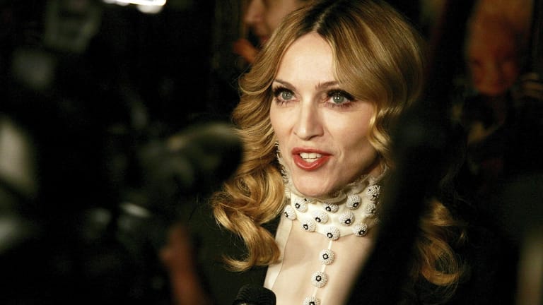 Madonna: Die Sängerin lässt sich im Alter von 62 Jahren das erste Mal ein Tattoo stechen.