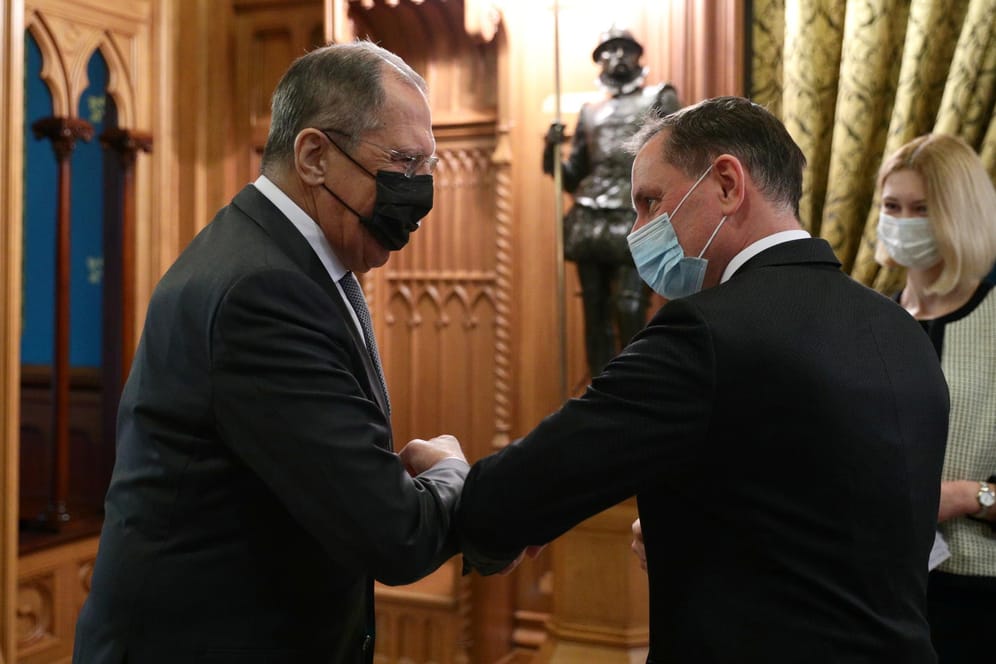 Russlands Außenminister Sergej Lawrow (l) empfängt den AfD-Vorsitzenden Tino Chrupalla: Der Besuch eines Rechtspopulisten könnte erneut Russlands Ruf schaden.