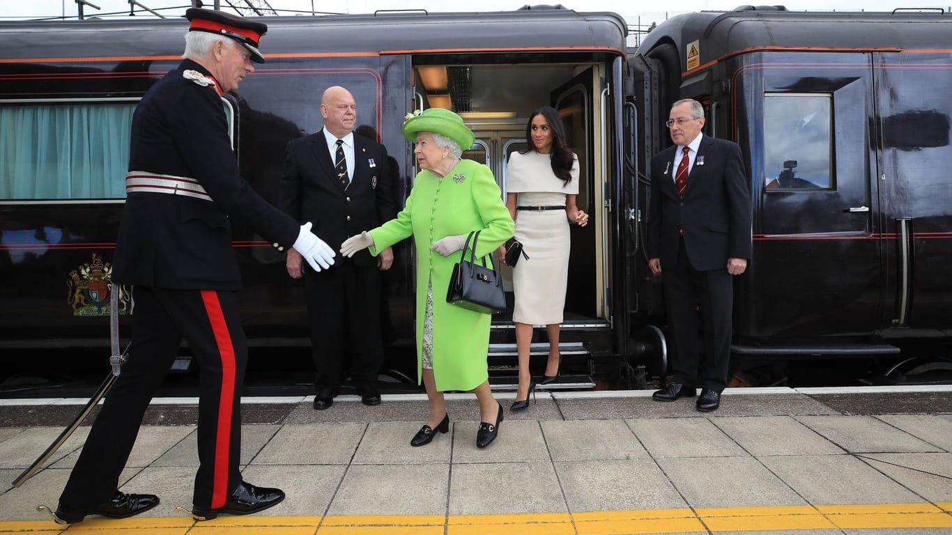 Die Queen und Herzogin Meghan vor dem Royal Train 2018.
