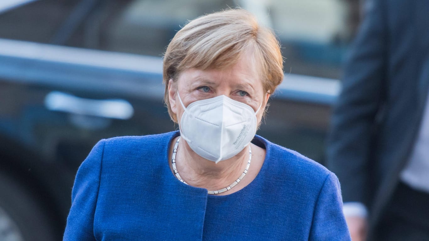 Angela Merkel: Die Bundeskanzlerin sieht Kniebeugen und in die Hände klatschen als gute Möglichkeiten, sich in der Schule warm zu halten.