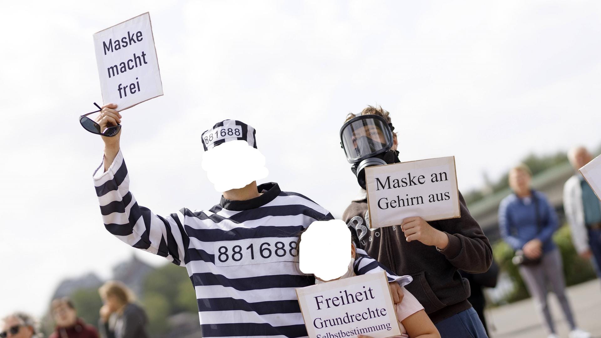 Ein Mann hält bei einer Corona-Demonstration ein Schild mit der Aufschrift "Maske macht frei" in die Höhe: Dafür ist er nun verurteilt worden.