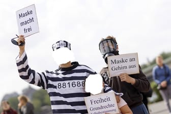 Ein Mann hält bei einer Corona-Demonstration ein Schild mit der Aufschrift "Maske macht frei" in die Höhe: Dafür ist er nun verurteilt worden.