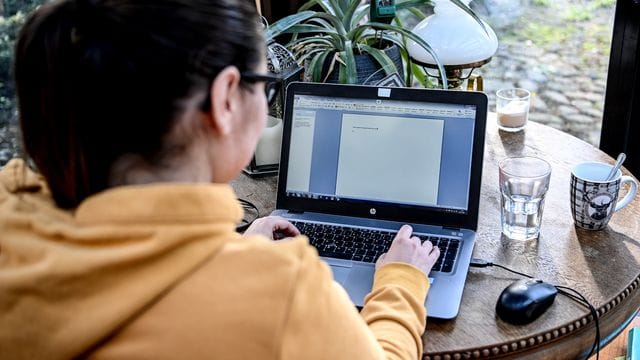 Der Berufsverband Bitkom hat Menschen nach ihren Erfahrungen im Homeoffice befragt.