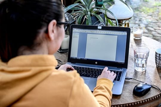 Der Berufsverband Bitkom hat Menschen nach ihren Erfahrungen im Homeoffice befragt.