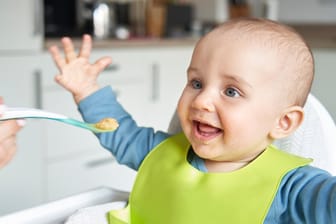 Babyernährung: In Deutschland ist der Ernährungstrend "Baby-led Weaning" seit Jahren im Kommen.