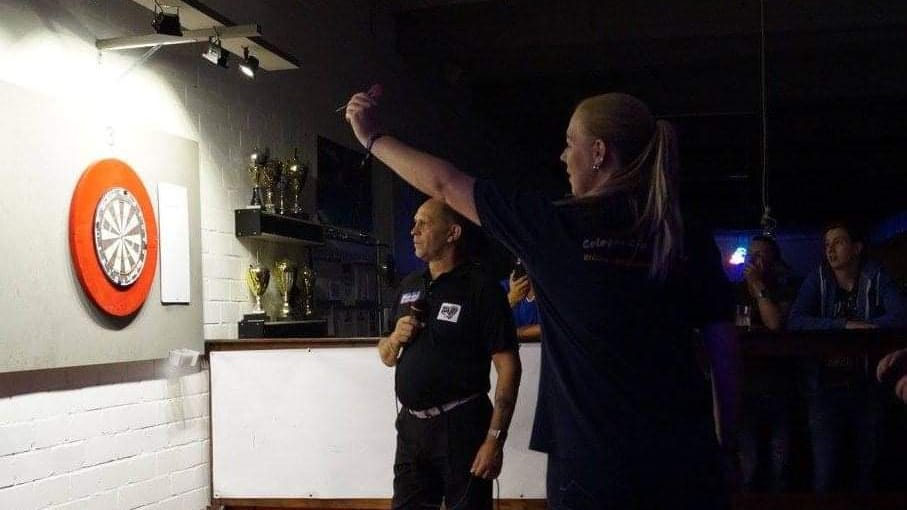 Dartspieler spielen im Cue Club in Köln: Wegen der Corona-Pandemie hat der Betrieb mit herben finanziellen Verlusten zu kämpfen.