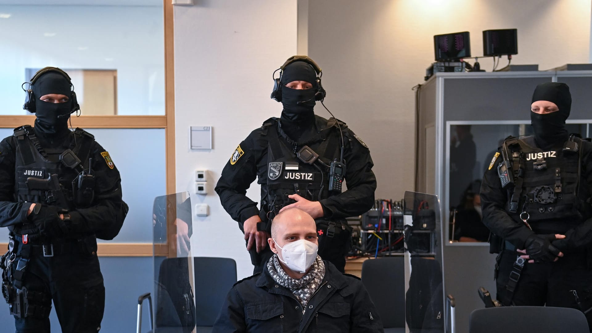 Prozess zum Terroranschlag von Halle: Der angeklagte Stephan Balliet sitzt schwer bewacht zu Beginn des 24. Prozesstages im Landgericht Magdeburg. Prozess zum Terroranschlag von Halle: Der angeklagte Stephan Balliet sitzt schwer bewacht zu Beginn des 24. Prozesstages im Landgericht Magdeburg.