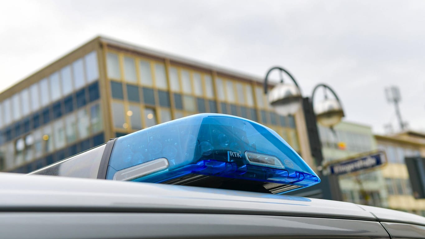 Blaulicht der Polizei: Ein 14-Jähriger fuhr unerlaubt mit dem Sportwagen seiner Eltern und verursachte dabei einen Sachschaden an einem anderen Auto.