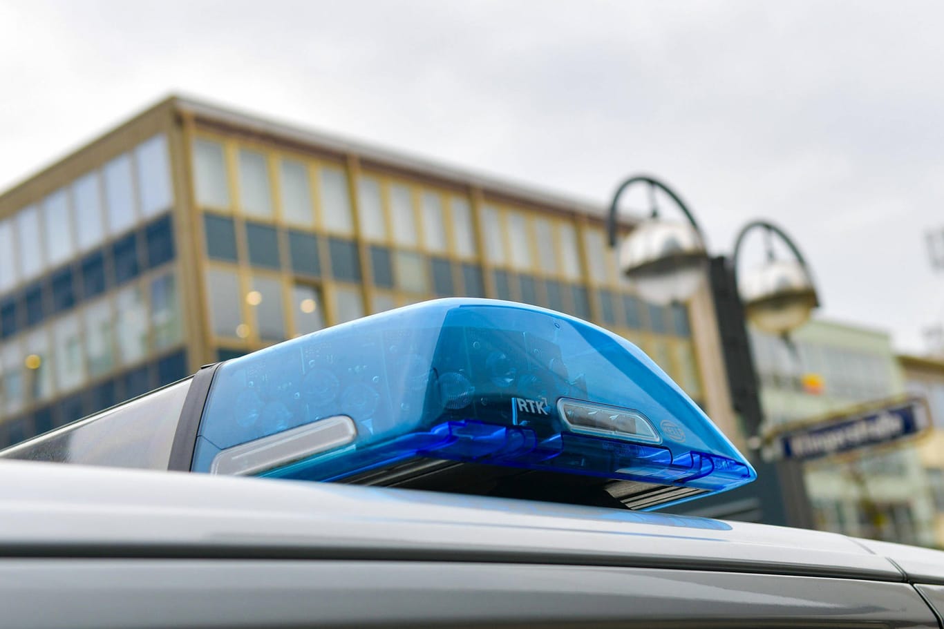 Blaulicht der Polizei: Ein 14-Jähriger fuhr unerlaubt mit dem Sportwagen seiner Eltern und verursachte dabei einen Sachschaden an einem anderen Auto.
