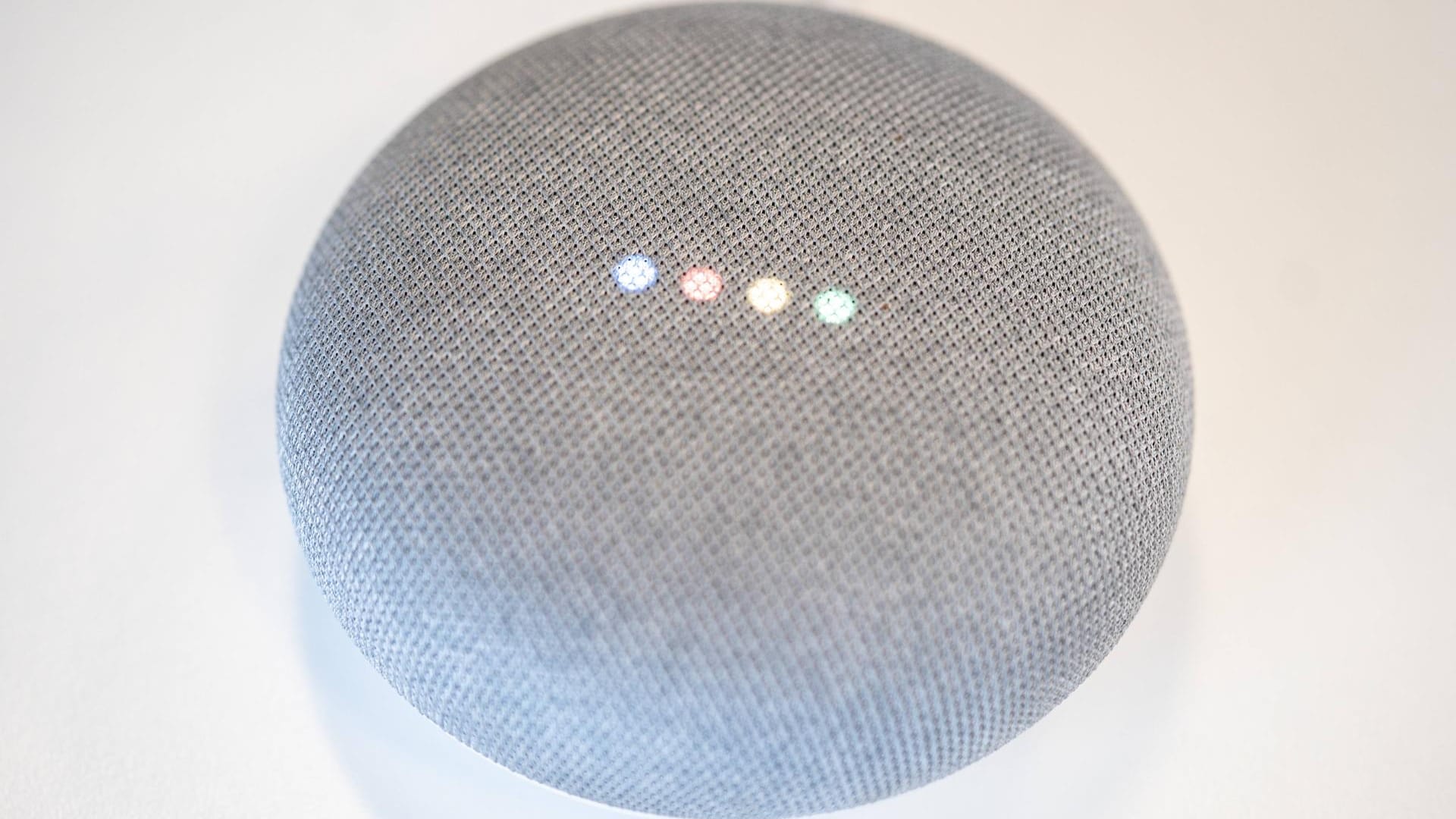 Der Google Home Mini: Das Gerät spielt künftig auch Musik über Apple Music ab.