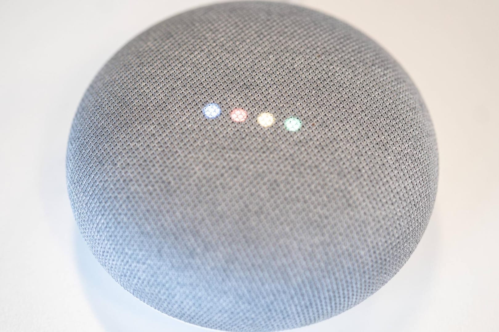 Der Google Home Mini: Das Gerät spielt künftig auch Musik über Apple Music ab.