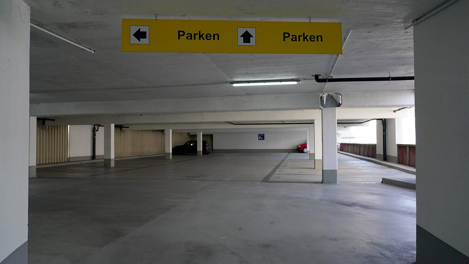 Eine Tiefgarage (Symbolbild): In Wolfsburg hat ein Unbekannter fünf Autos beschädigt.