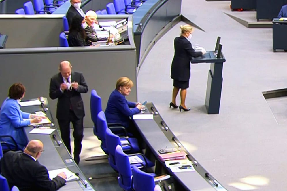 Gegen die Regeln verstoßen: Weil er keine Maske trug handelte sich Finanzminister Scholz eine klare Ansage von Bundestagspräsident Schäuble ein.