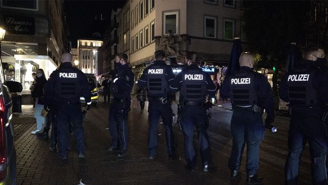 Polizisten stehen in der Innenstadt in Bereitschaft: Künftig soll der Innenstadtbereich in Düsseldorf noch besser überwacht werden. Polizisten stehen in der Innenstadt in Bereitschaft: Künftig soll der Innenstadtbereich in Düsseldorf noch besser überwacht werden.