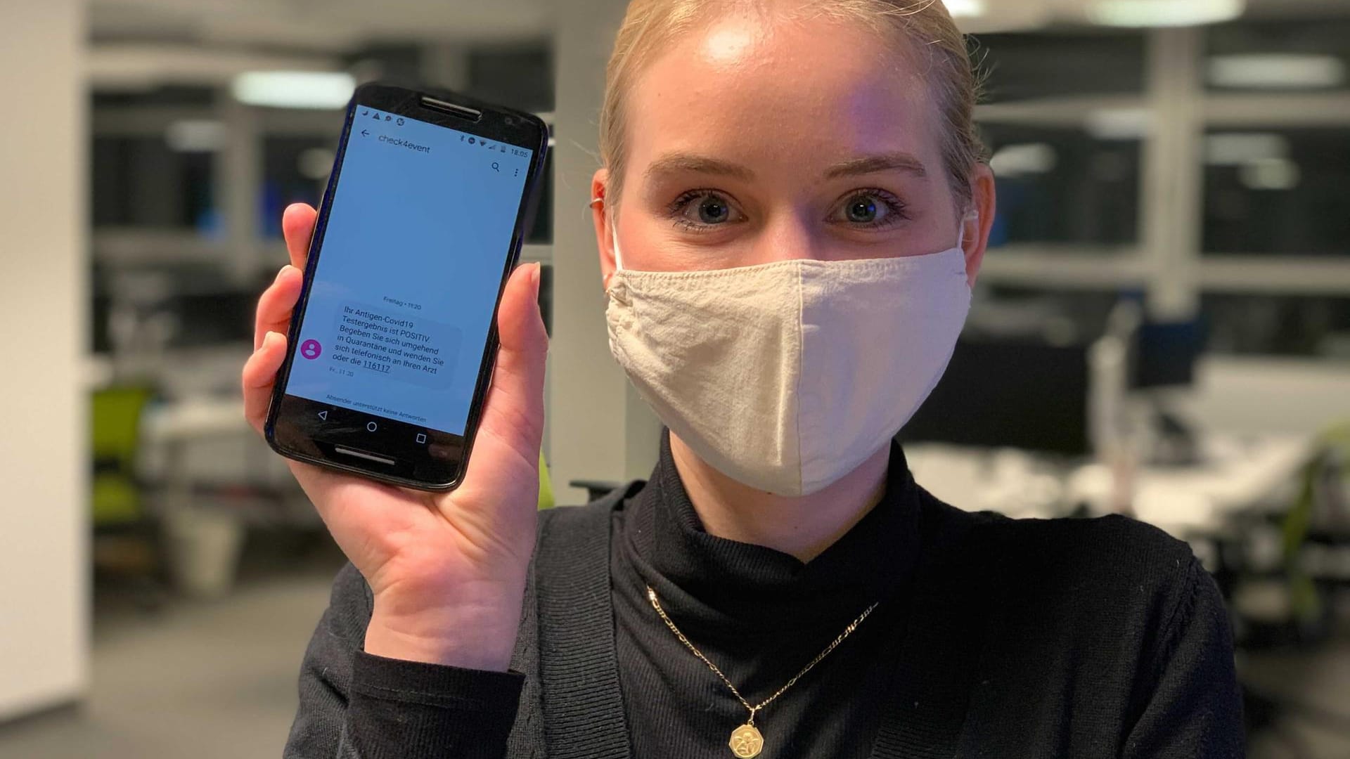 Die Autorin im t-online Newsroom: Per SMS kam das positive Testergebnis.
