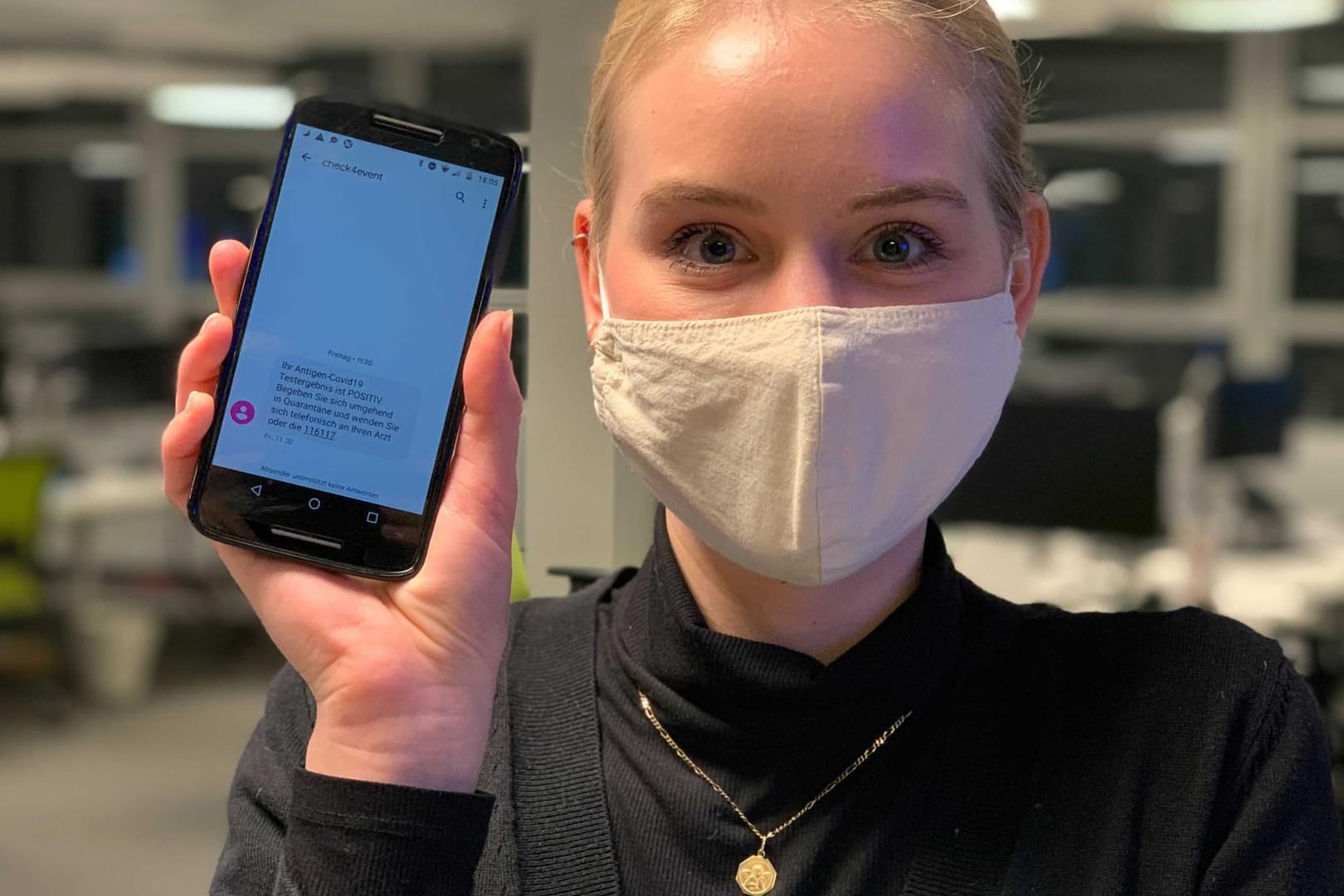 Die Autorin im t-online Newsroom: Per SMS kam das positive Testergebnis.
