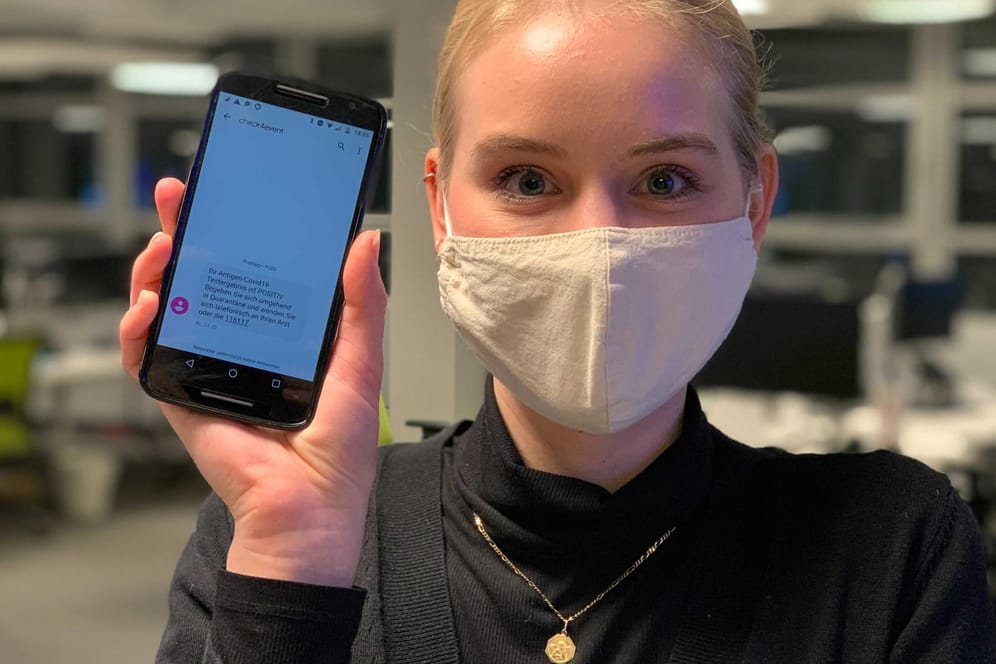 Die Autorin im t-online Newsroom: Per SMS kam das positive Testergebnis.