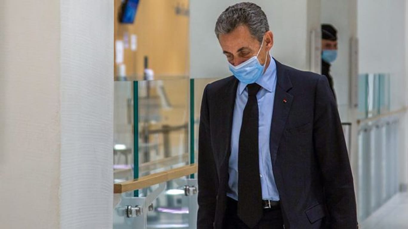 Nicolas Sarkozy verlässt nach einer Anhörung das Gerichtsgebäude in Paris.