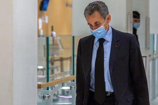 Nicolas Sarkozy verlässt nach einer Anhörung das Gerichtsgebäude in Paris.