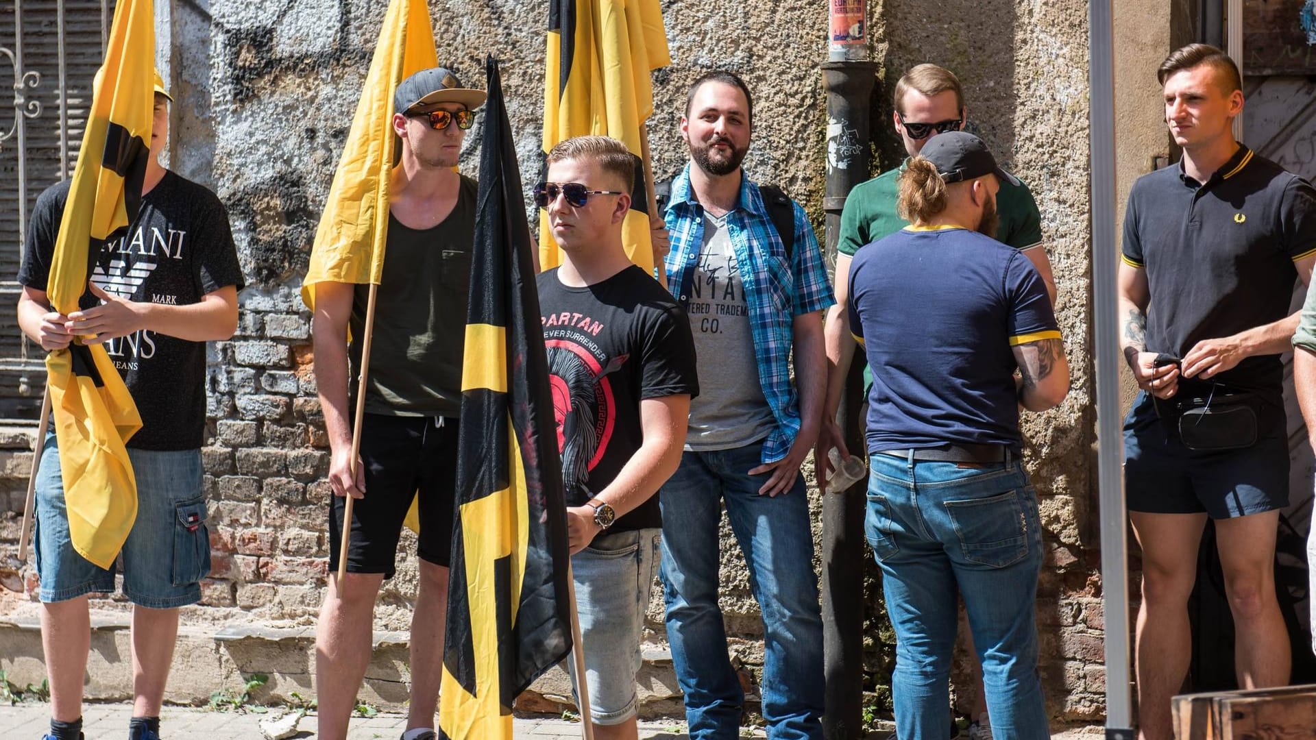 Identitäre Bewegung: Auf dem Foto vom Juli 2019 stehen Aktivisten vor ihrem inzwischen aufgegebenen Haus in Halle an der Saale. 2018 bekam der deutsche Verein der Idenitären eine Spende des späteren Christchurch-Attentäters.