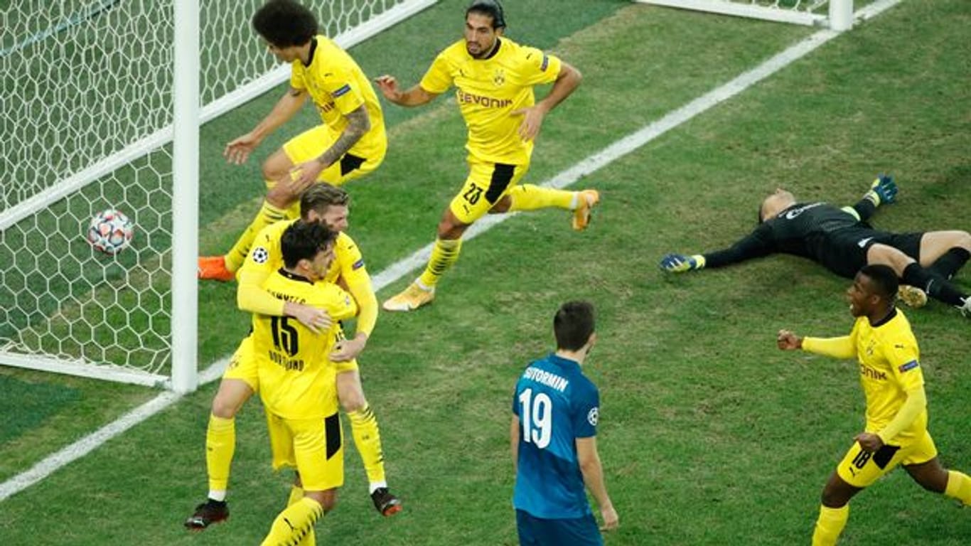 Die Dortmunder Spieler jubeln über das Tor zum 1:1-Ausgleich durch Lukas Piszczek.