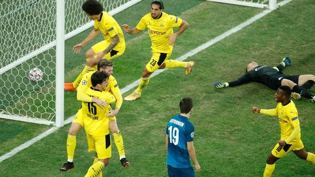 Die Dortmunder Spieler jubeln über das Tor zum 1:1-Ausgleich durch Lukas Piszczek. Die Dortmunder Spieler jubeln über das Tor zum 1:1-Ausgleich durch Lukas Piszczek.