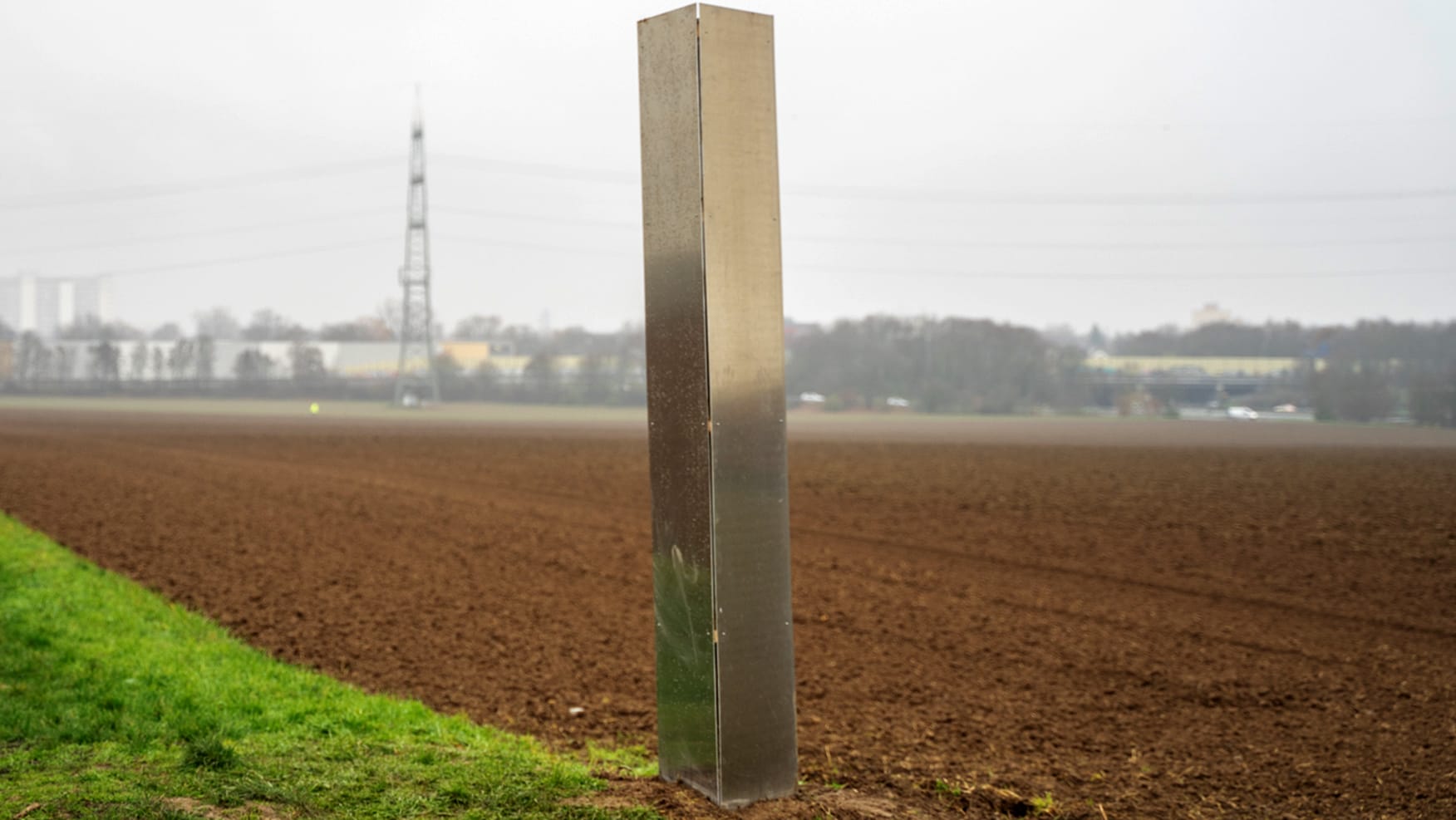 Hessen, Sulzbach: Ein Monolith aus Metall steht auf einem Feld in der hessischen Taunusgemeinde Sulzbach.