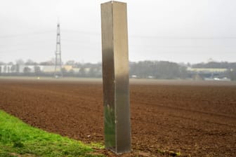 Hessen, Sulzbach: Ein Monolith aus Metall steht auf einem Feld in der hessischen Taunusgemeinde Sulzbach.