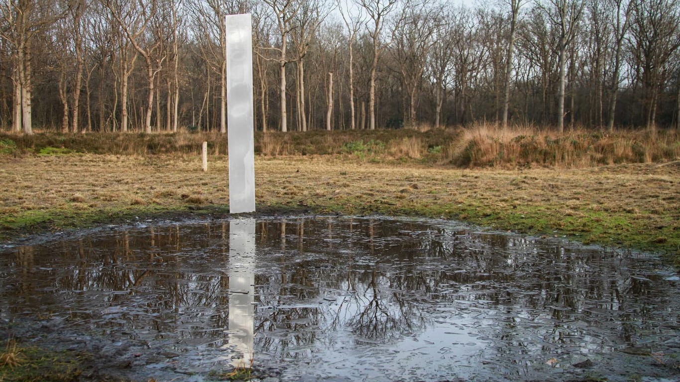 Niederlande, Oudehorne: Ein Monolith steht im Naturgebiet De Kiekenberg im Norden des Landes.