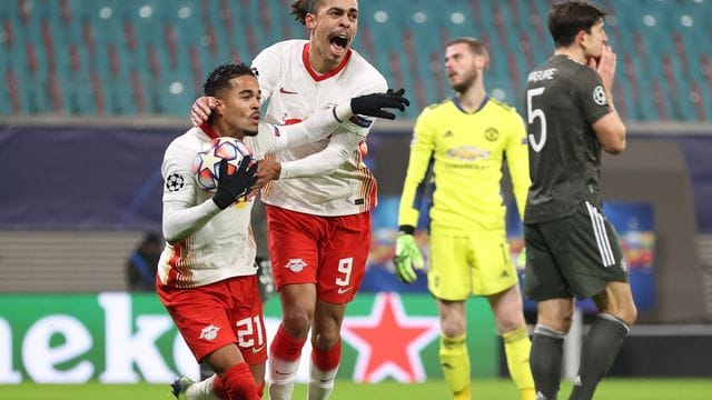 Leipzigs Justin Kluivert (l) jubelt nach seinem Tor zum 3:0 mit Yussuf Poulsen. Leipzigs Justin Kluivert (l) jubelt nach seinem Tor zum 3:0 mit Yussuf Poulsen.