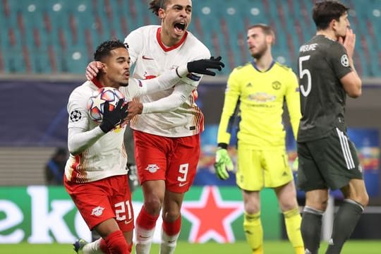 Leipzigs Justin Kluivert (l) jubelt nach seinem Tor zum 3:0 mit Yussuf Poulsen.