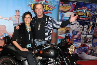 Wolfgang Fierek und seine Frau Djamila mit der geliebten Harley-Davidson 2013 in München.