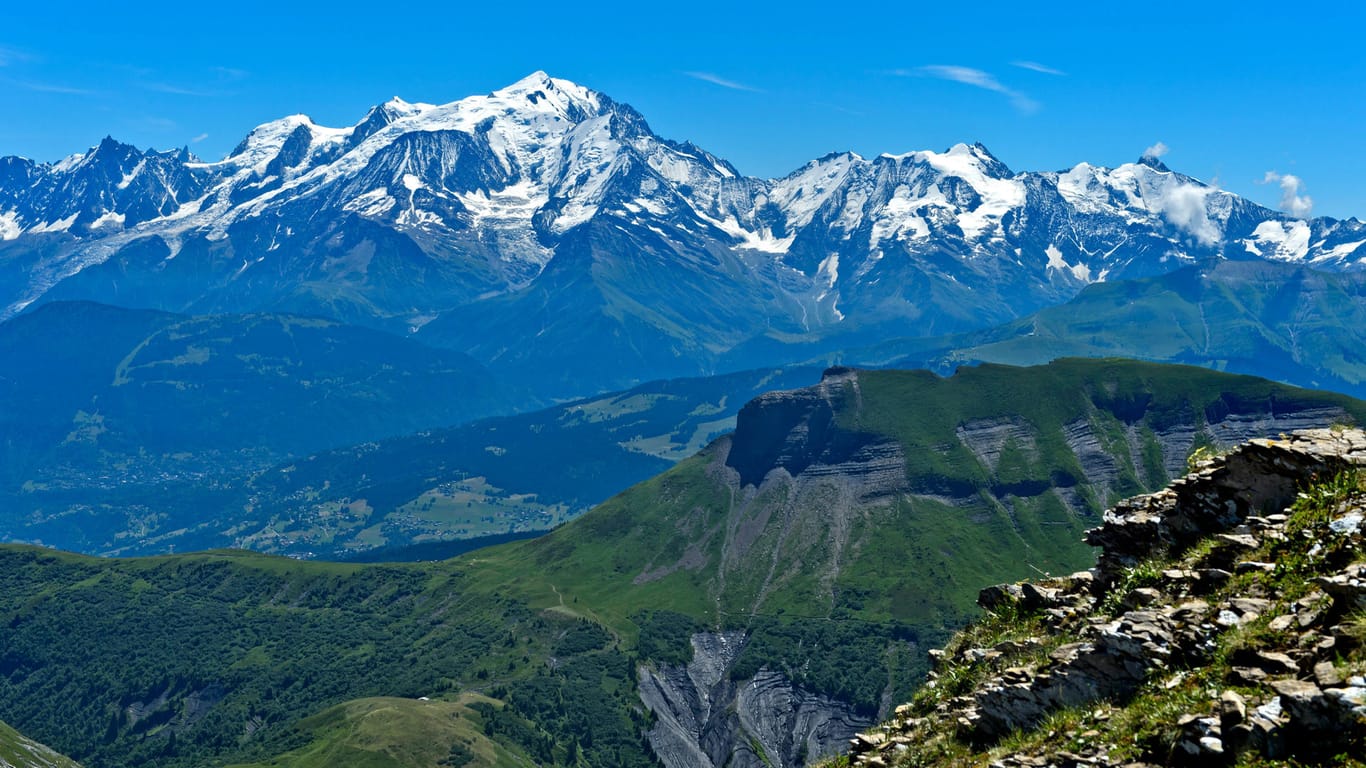 Mont-Blanc-Massiv über dem Tal von Chamonix (Symbolbild): In den Savoyer Alpen ist ein Helikopter abgestürzt.