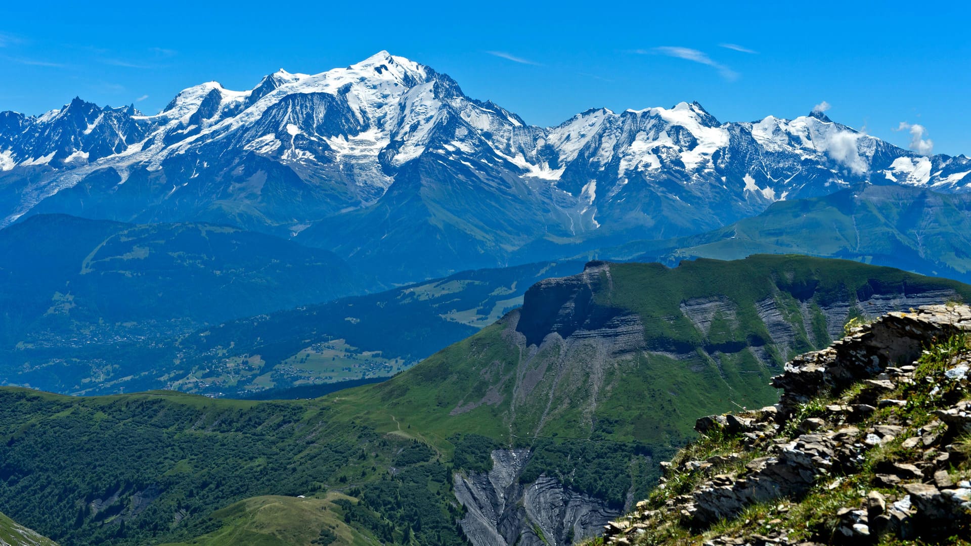 Mont-Blanc-Massiv über dem Tal von Chamonix (Symbolbild): In den Savoyer Alpen ist ein Helikopter abgestürzt. Mont-Blanc-Massiv über dem Tal von Chamonix (Symbolbild): In den Savoyer Alpen ist ein Helikopter abgestürzt.