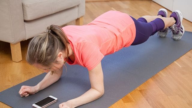 Lieber mit Gummimatte: Der heimische Trainingsbereich sollte genug Platz und einen rutschfesten Untergrund bieten.