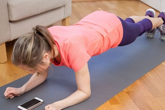 Lieber mit Gummimatte: Der heimische Trainingsbereich sollte genug Platz und einen rutschfesten Untergrund bieten.