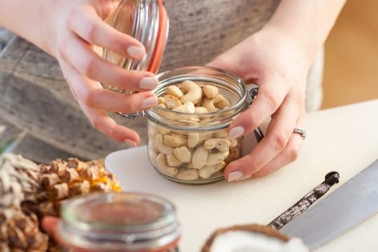 Nüsse: Wer sein Müsli selber mischt, weiß, was drin ist und kann Zucker einsparen.