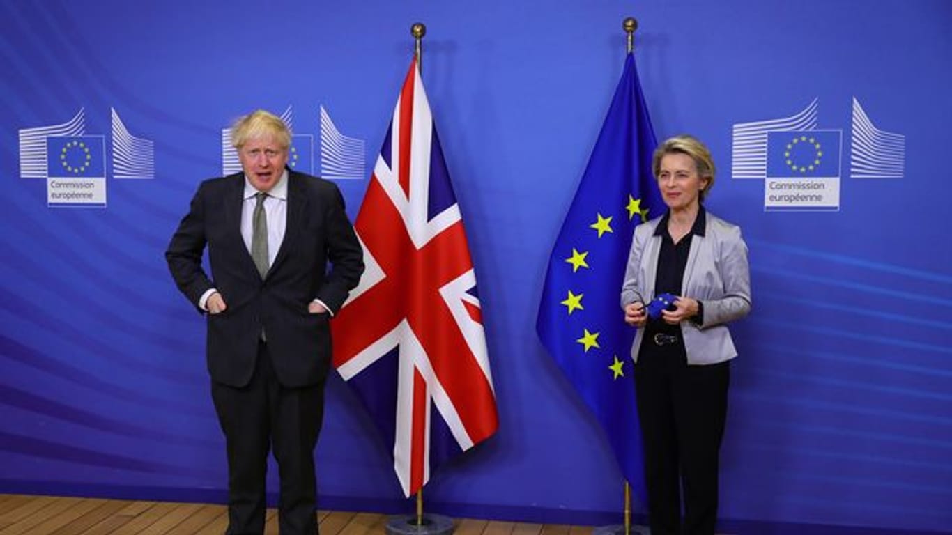 Boris Johnson und Ursula von der Leyen stehen zu Beginn des Treffens für ein Foto zusammen.