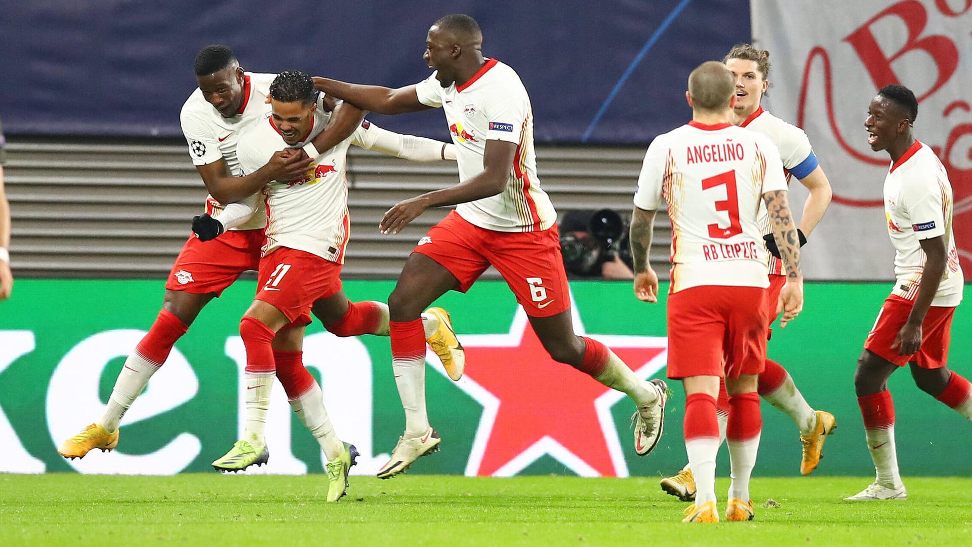 Achtelfinale! Jubel bei den Leipzigern im Spiel gegen Manchester United.