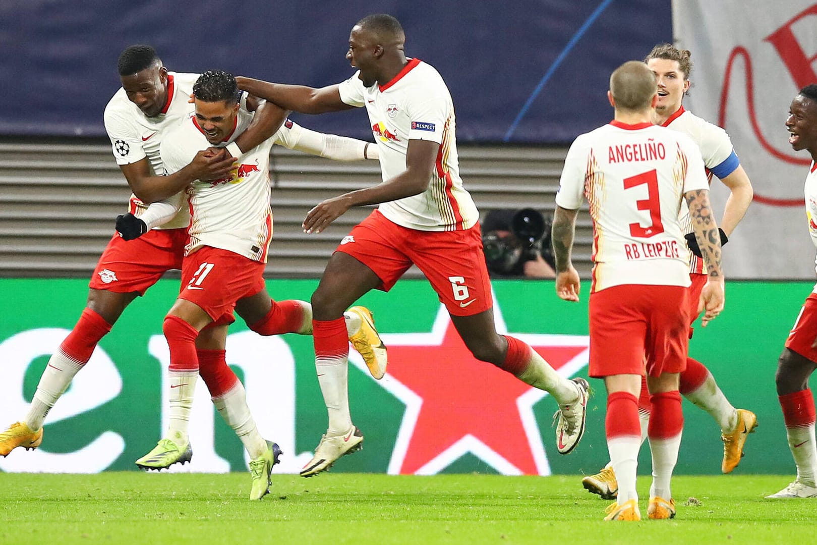 Achtelfinale! Jubel bei den Leipzigern im Spiel gegen Manchester United.