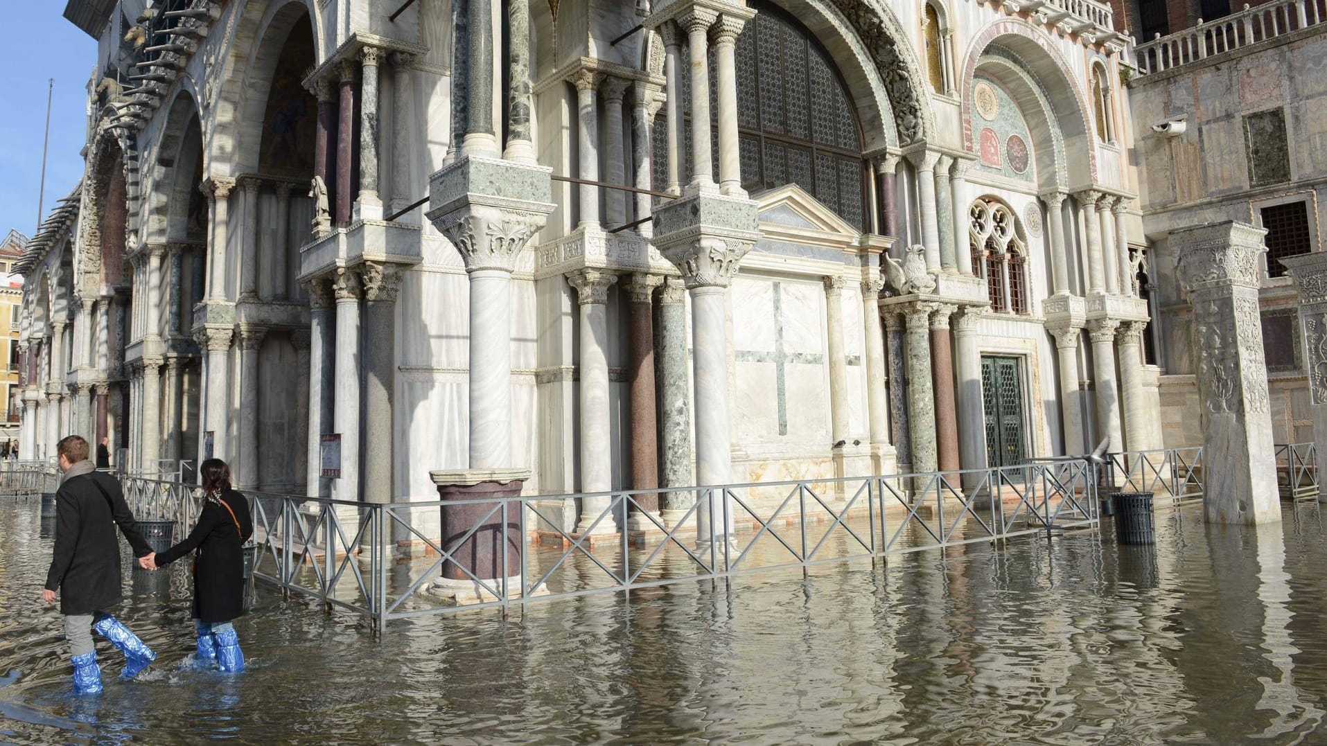Markusdom in Venedig (Archivfoto): In der italienischen Stadt gibt es Probleme mit einem Dammsystem. Markusdom in Venedig (Archivfoto): In der italienischen Stadt gibt es Probleme mit einem Dammsystem.