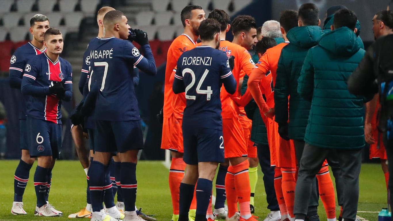 Die Spieler von Paris Saint-Germain und Istanbul Başakşehir besprechen sich: Kurz danach folgt der Spielabbruch.