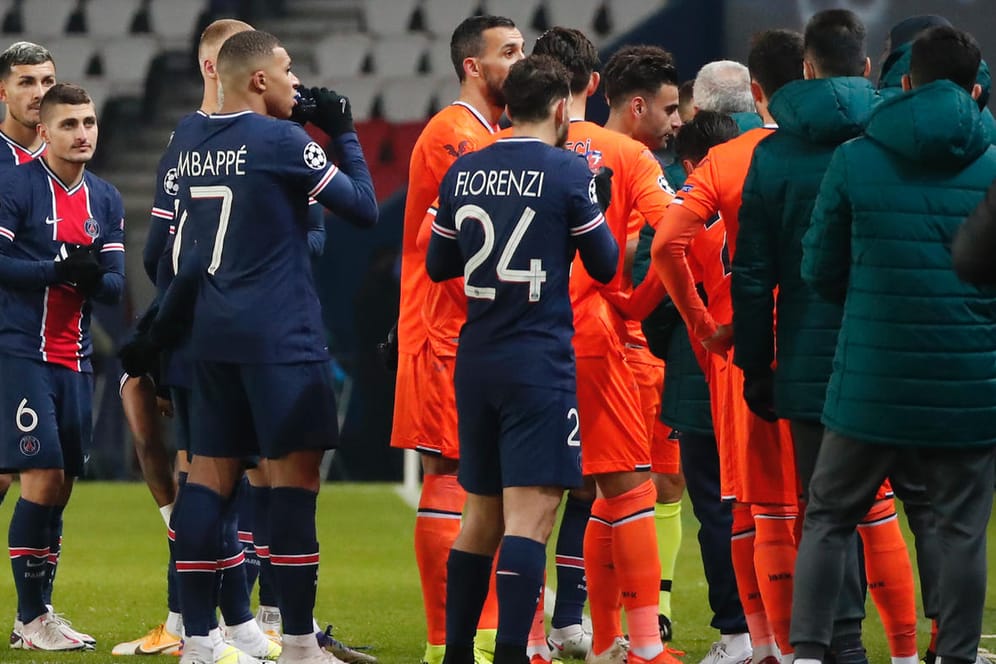 Die Spieler von Paris Saint-Germain und Istanbul Başakşehir besprechen sich: Kurz danach folgt der Spielabbruch.