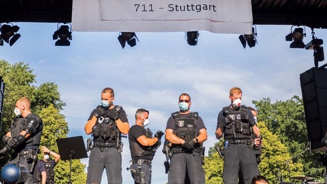 Polizisten stehen bei einer Kundgebung gegen die Corona-Beschränkungen auf der Straße des 17.