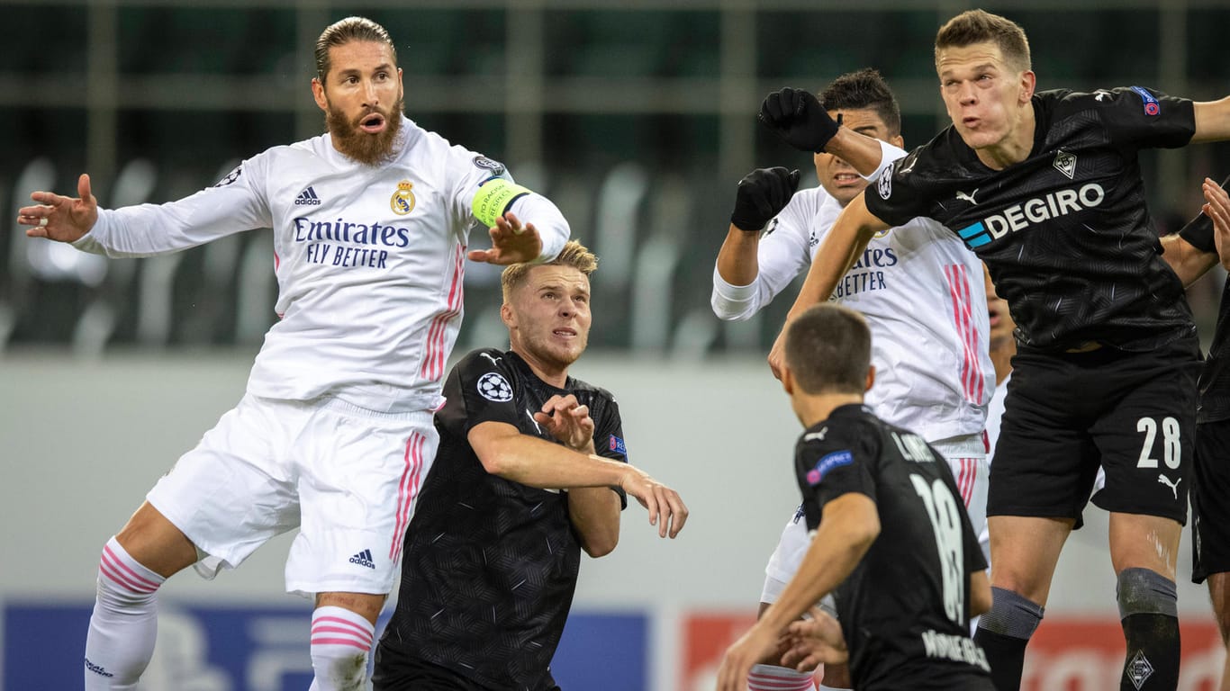 Sergio Ramos, Nico Elvedi und weitere Spieler von Gladbach und Real bei einem Eckball: Das Hinspiel endete 2:2-Unentschieden.