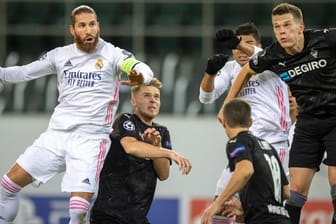Sergio Ramos, Nico Elvedi und weitere Spieler von Gladbach und Real bei einem Eckball: Das Hinspiel endete 2:2-Unentschieden.