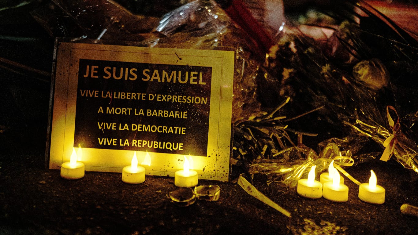 Gedenkstätte für den Lehrer Samuel Paty in Paris: Fünf weitere Verdächtige sind in diesem Zusammenhang nun festgenommen worden.