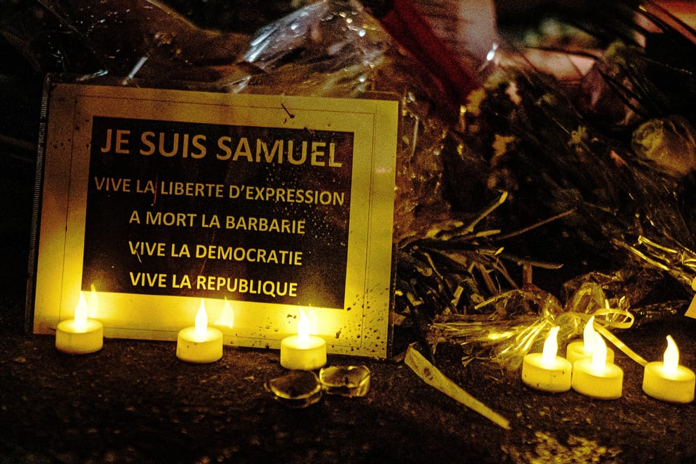 Gedenkstätte für den Lehrer Samuel Paty in Paris: Fünf weitere Verdächtige sind in diesem Zusammenhang nun festgenommen worden.