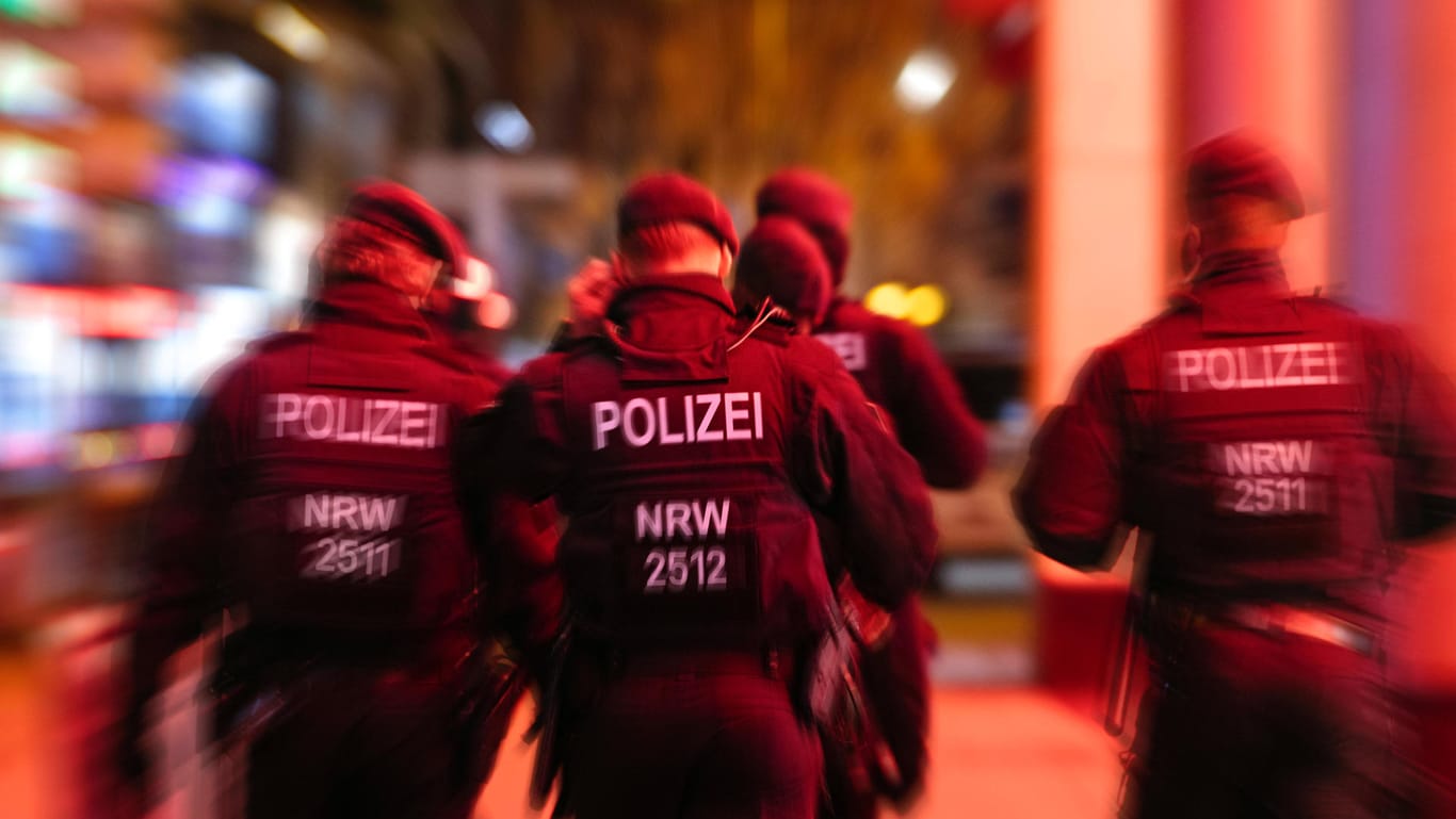 Eine Polizeistreife in Köln (Symbolbild): In Köln sollen mehrere Menschen eine Frau zur Prostitution gezwungen haben.